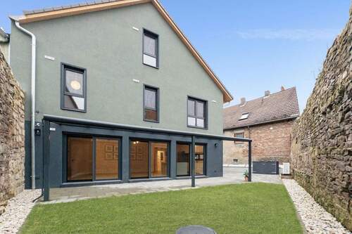 Haus & Innenhof an Stadtmauer - 8 Zimmer Einfamilienhaus zum Kaufen in Würzburg