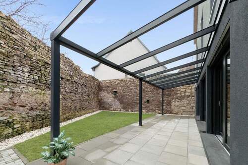 nnenhof mit Pergola - 8 Zimmer Einfamilienhaus in Würzburg