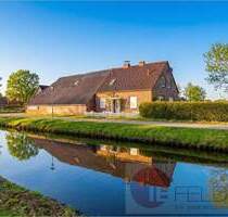 Kleinod zum Wachküssen mit Idylle pur: Fehnhaus direkt am Wasser mit Scheune, Garage & großem Garten - Großefehn / Mittegroßefehn