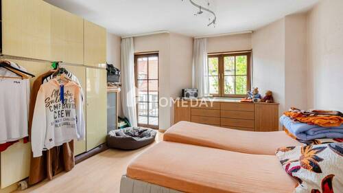 1. OG Schlafzimmer 1 - 