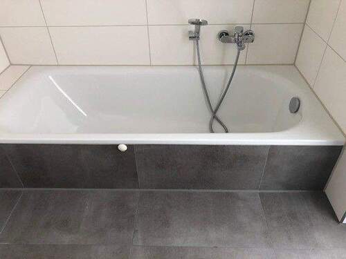 Badewanne - 3 Zimmer Etagenwohnung in Wolfsburg
