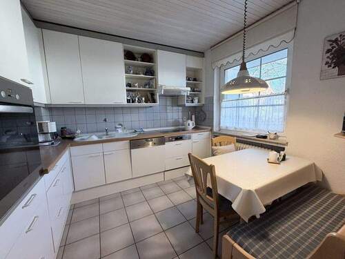 Küche von Tür aus - 5 Zimmer Reihenendhaus in Bremen