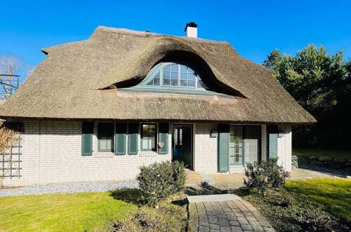 Einfamilienhaus in Buschvitz.jpeg - Hochwertige Reetdachidylle auf Rügen - Boddenblick, Ruhe & Natur