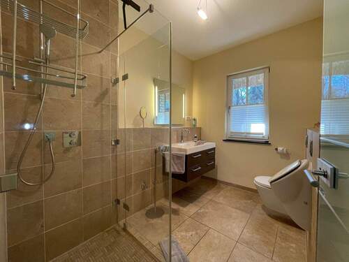 Bad mit Fenster.jpeg - 