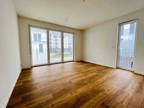 Wohnzimmer mit Vinyl-Fußboden - Etagenwohnung mit 113,20 m² in Wolfsburg zur Miete