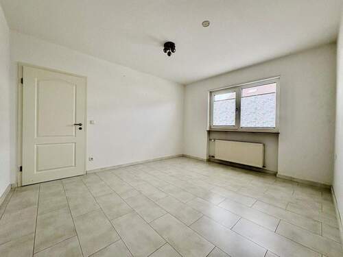 Zimmer 2 unten - 7 Zimmer Einfamilienhaus in Unterriexingen