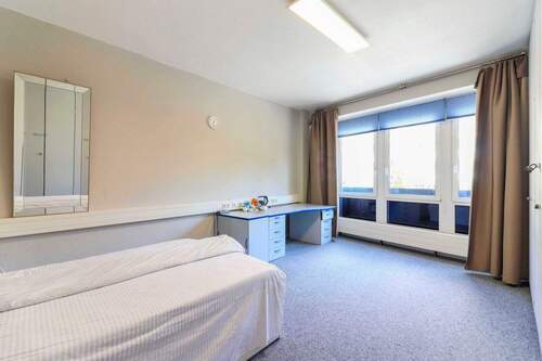 Schlafzimmer 1. OG - 7 Zimmer Mehrfamilienhaus, Wohnhaus in Aschaffenburg