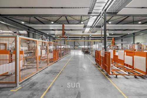 Produktionshalle mit Fertigungslinie - 