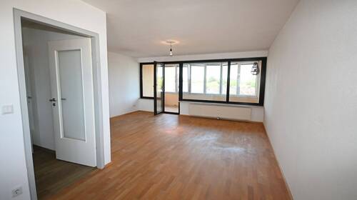 Wohn-/Essbereich mit Zugang... - Raum für die Familie! Großzügige 4-Zimmer-Wohnung mit zwei Garagen in Neumarkt, Paul-Keller-Straße