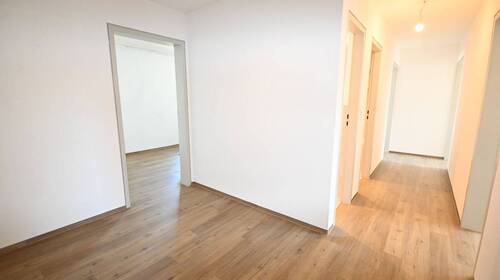 Geräumige Diele - Etagenwohnung mit 97,00 m&sup2; in Neumarkt in der Oberpfalz zur Miete