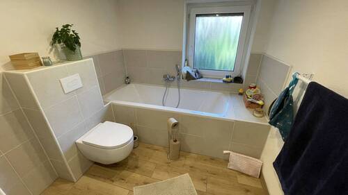 Bad mit Dusche und Badewanne - 