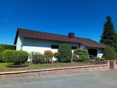 Straßenansicht - Schwedelbach - Geräumiger Winkelbungalow mit Einliegerwohnung in schöner Lage