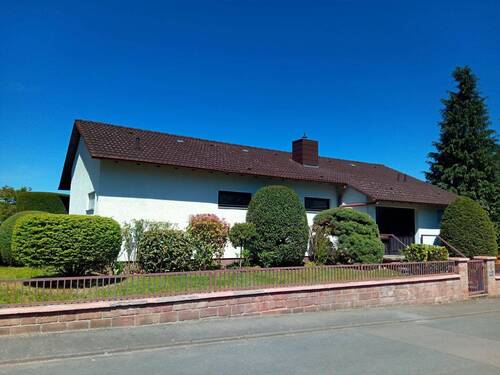 Straßenansicht - Schwedelbach - Geräumiger Winkelbungalow mit Einliegerwohnung in schöner Lage