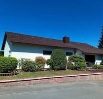 Schwedelbach - Geräumiger Winkelbungalow mit Einliegerwohnung in schöner Lage