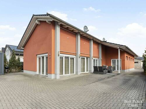 Frontansicht mit 3 Stellplätzen - Extra großes Eigenheim - dieses Haus bietet alle Möglichkeiten!