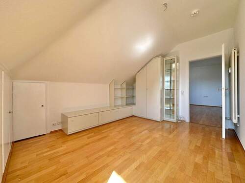 Kinder- oder Arbeitszimmer im Dachgeschoss - 