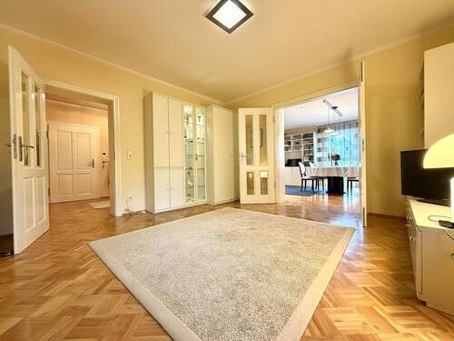 Arbeits- oder Kinderzimmer im Erdgeschoss - 