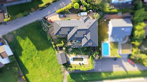 Außenansicht - Mediterraner Wohntraum am Hohenstaufen: Exklusives Familienhaus mit Pool & Einliegerwohnung
