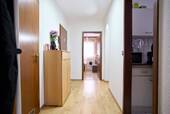 Diele mit Blick zum Bad - 