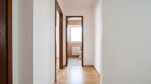Flur Blick zum WC u. Schlafzimmer - 