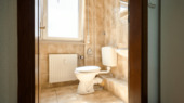Separates WC mit Fenster - 