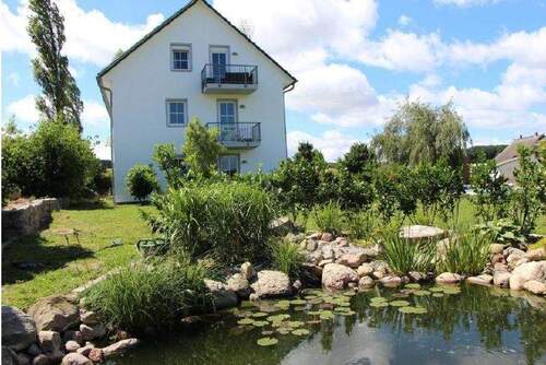 Außenansicht mit Teich - 6-Familienhaus m. Ferienwohnungen auf Rügen an der Ostsee