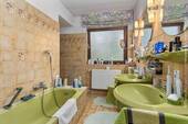Tageslichtbad (5,88m²) mit Wanne, Dusche und Doppelwaschbecken. - 