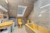 Tageslichtbad (2,86m²) mit Wanne und Duschvorrichtung. - 