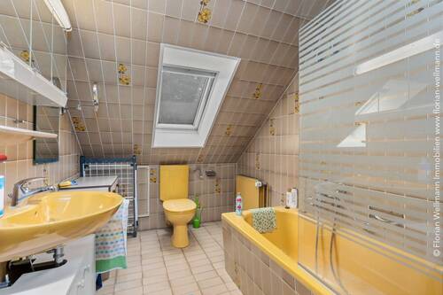 Tageslichtbad (2,86m²) mit Wanne und Duschvorrichtung. - 