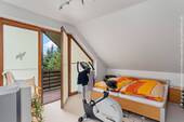 Schlafzimmer (12,02m²) mit Loggia. - 