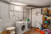 Hauswirtschaftsraum (12,16m² Nutzfläche) mit Waschmaschinenanschluss im Keller. - 