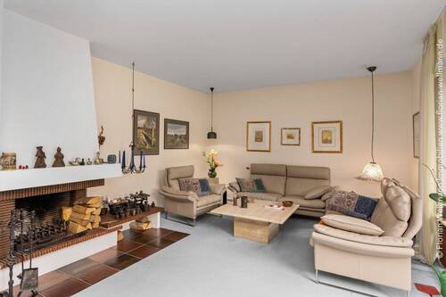 Wohn- und Esszimmer mit Kamin. - Einfamilienhaus mit 160,70 m&sup2; in Oyten zum Kaufen