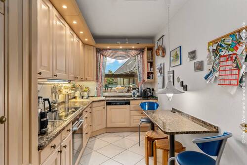 Küche (9,34m²) mit komplett ausgestatteter Einbauküche. - 