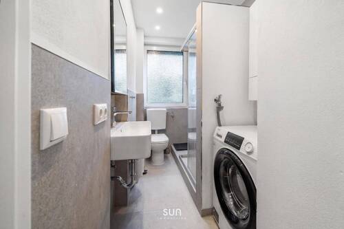MODERNES TAGESLICHT BADEZIMMER - 