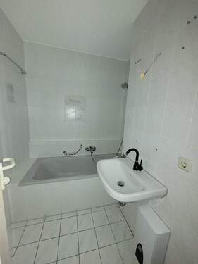 Waschbecken und Badewanne - 