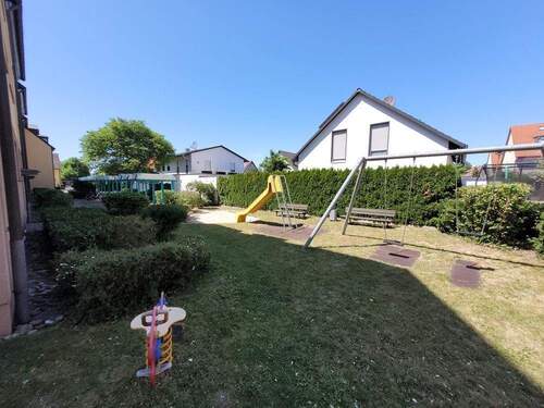 Grünanlage mit Spielplatz - 
