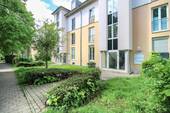 Hausansicht - Bezugsfrei und barrierearm: 2-Zi.-WHG mit Terrasse und Stellplatz
