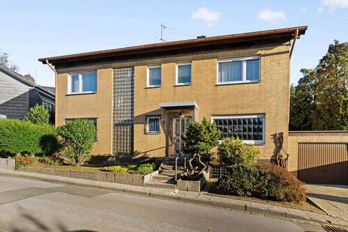 Hausnummer 4 Frontansicht - 1 Zimmer Mehrfamilienhaus, Wohnhaus in Erkrath