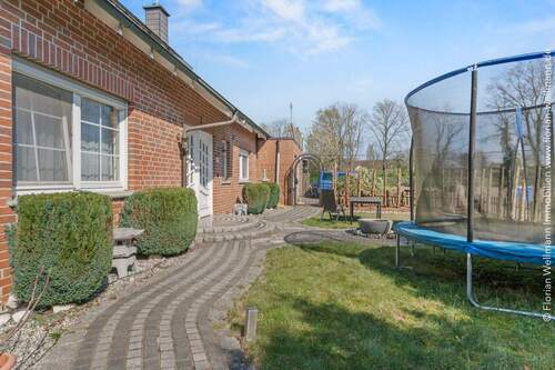 Große Grünfläche vor dem Eingsbereich - 7 Zimmer Mehrfamilienhaus, Wohnhaus in Lienen
