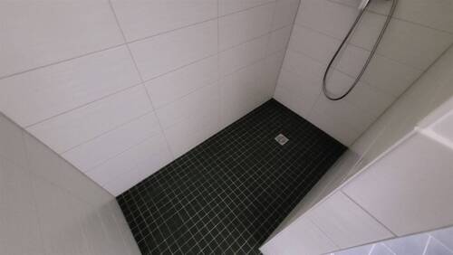 Dusche - Etagenwohnung mit 89,40 m&sup2; in Chemnitz zur Miete