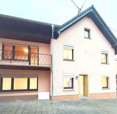 Eingangsbereich - Charmantes Einfamilienhaus mit Garage, Scheune und zusätzlichem Gartengrundstück in Großlittgen