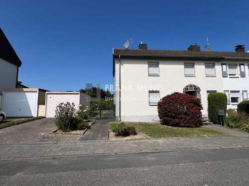 Frontansicht - Doppelhaushälfte mit Garage und großem Grundstück in ruhiger Wohnlage von MG-Wickrath