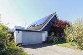 Straßenansicht mit Garage - 