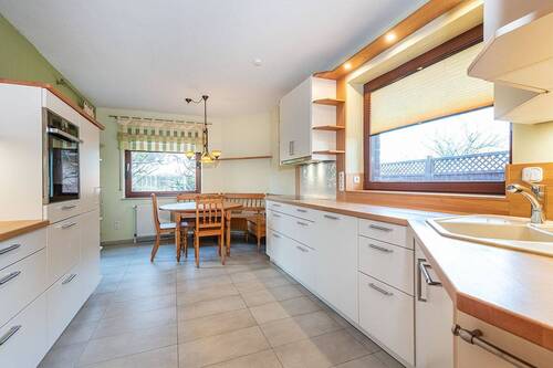 moderne Wohnküche mit Terrasse - 