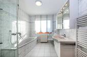 Vollbad mit sep. Dusche - 