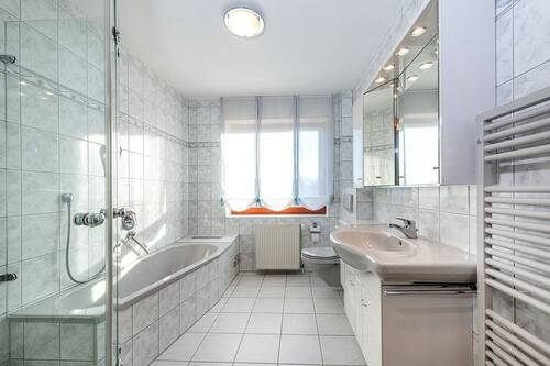 Vollbad mit sep. Dusche - 