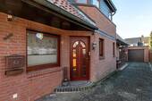 Hauseingang - 8 Zimmer Mehrfamilienhaus, Wohnhaus in Schwarzenbek
