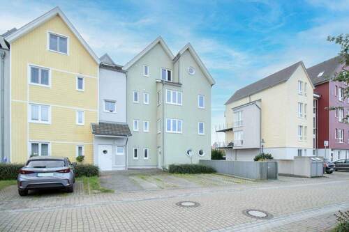 Rückansicht mit Stellplätzen - 