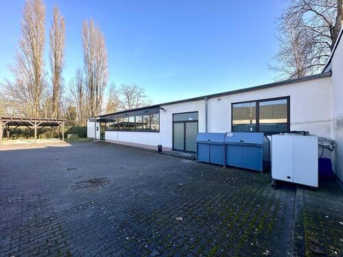 Hofbereich - Parkplätze - Halle in Offenbach