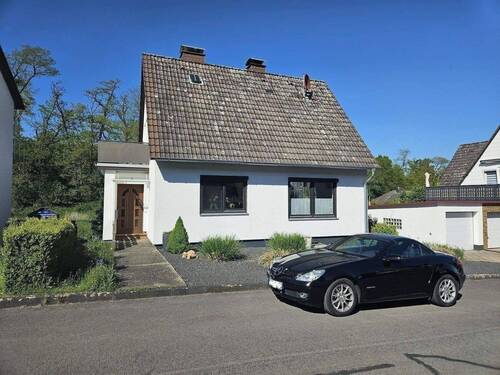 Hausansicht - Freistehendes Einfamilienhaus mit Garten und Garage